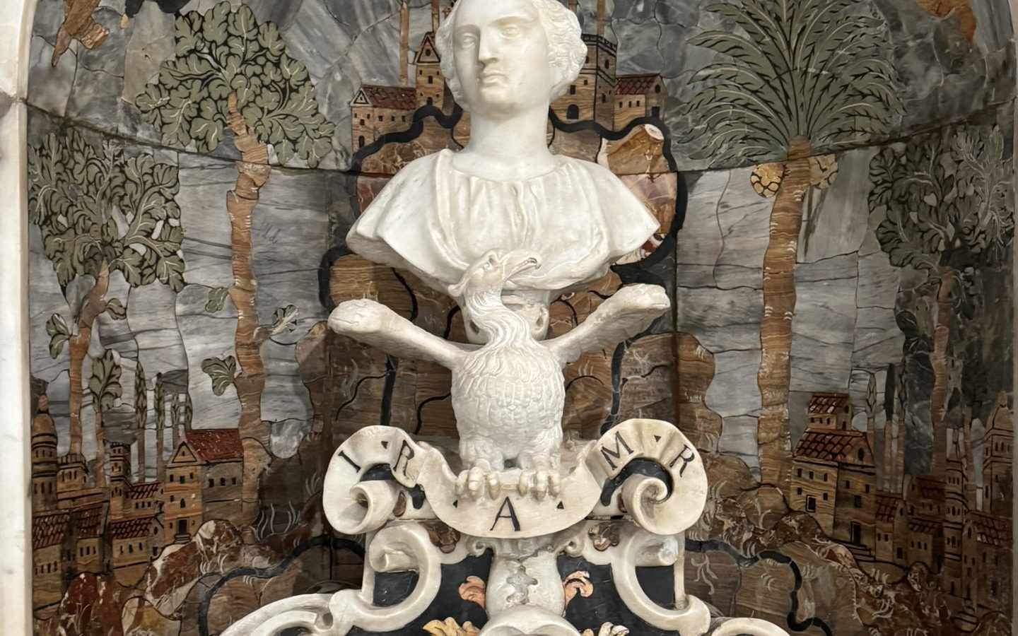 Мраморная скульптура в церкви