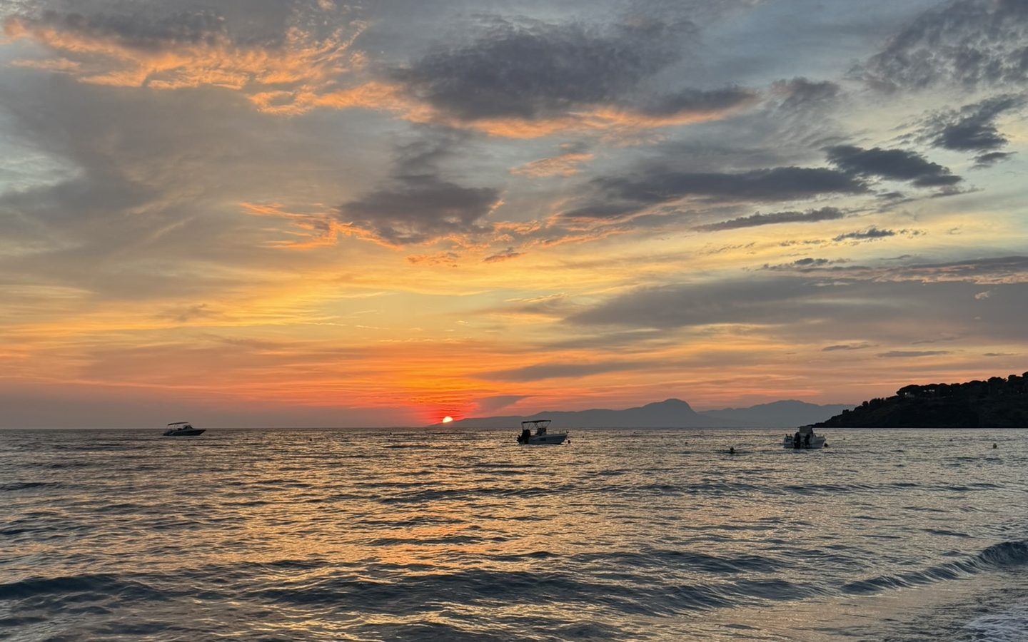 Закат над морем с галечного пляжа