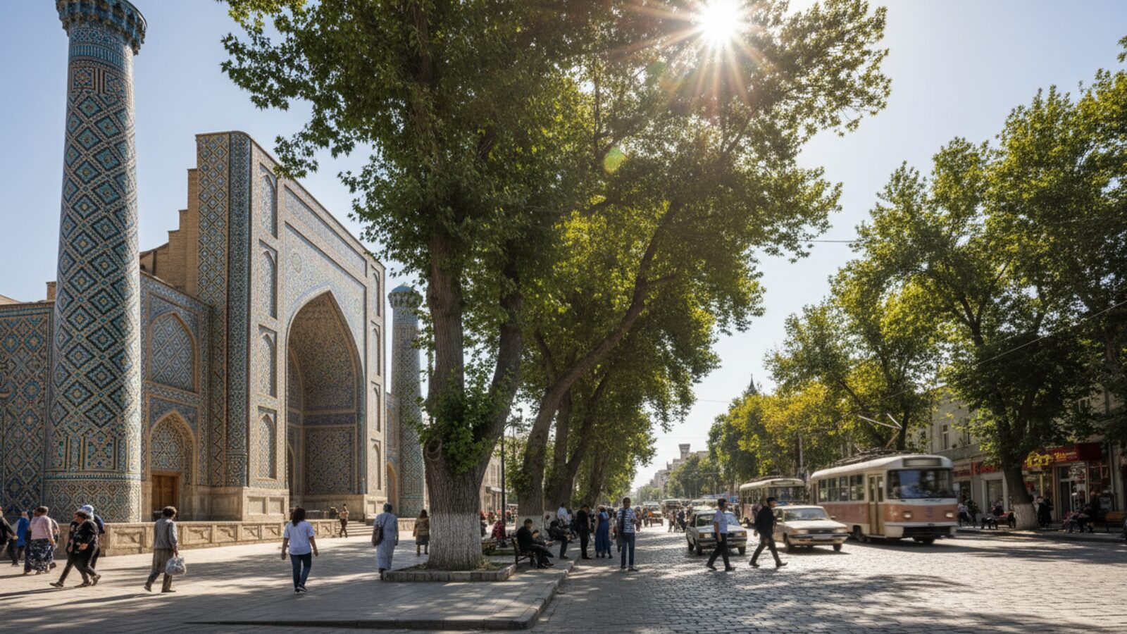 Улица Ташкента с медресе в голубой плитке и чинарами